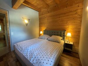 マウラッハにあるHoliday Home Schweiger by Interhomeの木製の壁のベッドルーム1室(ベッド1台付)