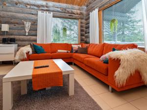 ルカにあるHoliday Home Sarnia by Interhomeのリビングルーム(オレンジ色のソファ、テーブル付)