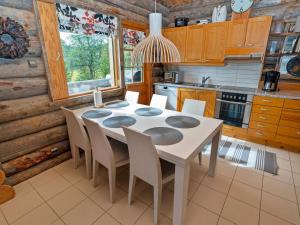 ルカにあるHoliday Home Sarnia by Interhomeのキャビン内のキッチン(テーブル、椅子付)