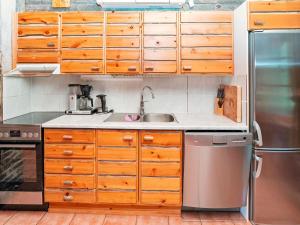 ルカにあるHoliday Home Luminalle by Interhomeのキッチン(木製キャビネット、ステンレス製の冷蔵庫付)