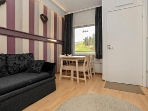 Posezení v ubytování Holiday Home Talvitähti c 37 by Interhome