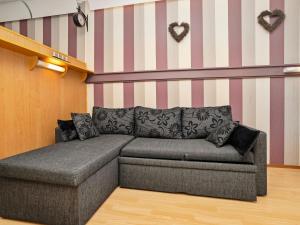 un sofá gris en una habitación con una pared a rayas en Holiday Home Talvitähti c 37 by Interhome en Ruka