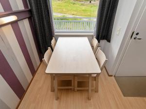 mesa y sillas en una habitación con ventana en Holiday Home Talvitähti c 37 by Interhome en Ruka