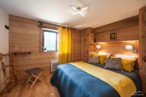 ジェラールメにあるL'instant chalet Lodge 17の木製の壁のベッドルーム1室、ベッド1台が備わります。