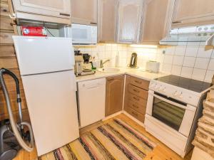 eine Küche mit einem weißen Kühlschrank und einer Spüle in der Unterkunft Holiday Home Ruka-linkki 3a by Interhome in Ruka