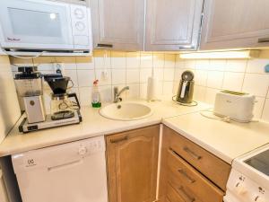 eine Küchentheke mit Spüle und Mikrowelle in der Unterkunft Holiday Home Ruka-linkki 3a by Interhome in Ruka + 8 Fotos