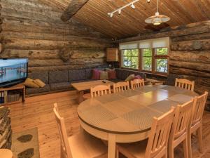 una sala da pranzo con un tavolo e una tv di Holiday Home Rantaruka 2c3 by Interhome a Ruka
