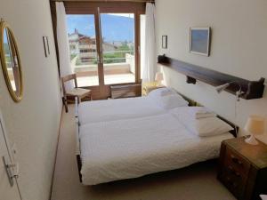 Ένα ή περισσότερα κρεβάτια σε δωμάτιο στο Apartment Jeanne D'Arc Apt- E-38 by Interhome