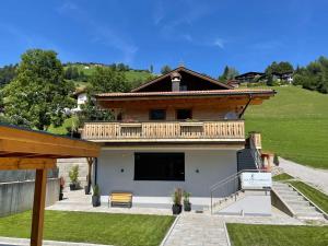 dom z balkonem na górze w obiekcie Apartment Jochblick by Interhome w mieście Niederau +37 zdjęć