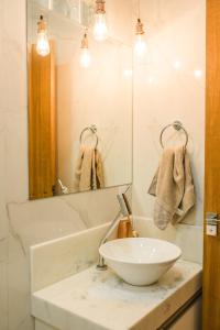a bathroom with a bowl sink and a mirror at CASA DE CAMPO Banheira, Lareira e Cachoeira in Pedra Azul +91 photos