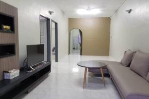 Televisyen dan/atau pusat hiburan di Mersing Spacious 3bedroom with free parking space +4 gambar