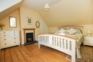 1 dormitorio con 1 cama y chimenea en Beeches Cottage - Beautiful Garden - Parking en Handcross