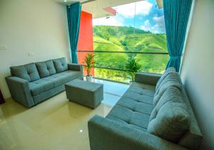 Posezení v ubytování Hidden Valley Hill View Cottage Vagamon by VOYE HOMES - Rooms with Valley View