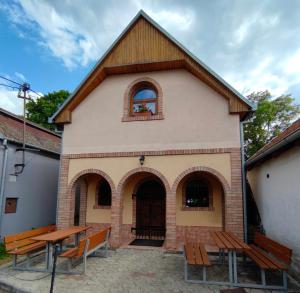 una chiesa con panchine e finestra e un edificio di Vinařství Ehrlich a Milotice