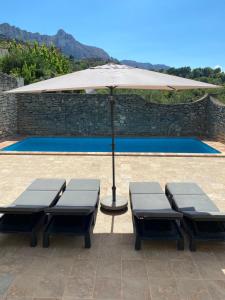 The swimming pool at or close to CASA NICOLE Naturaleza, Montañas y Piscina Privada en Alicante