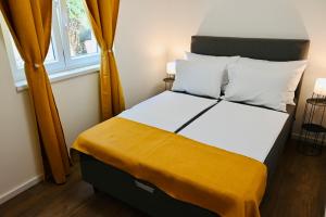 En eller flere senge i et værelse på Adorable Holiday Apartment