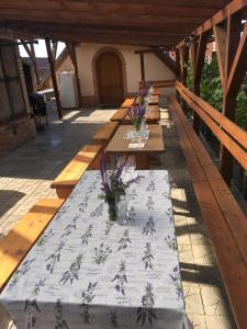 uma fileira de mesas de madeira com flores em Vinařství Ehrlich em Milotice