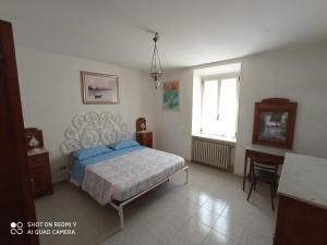 a bedroom with a bed and a table and a window at Interstellar in Aielli