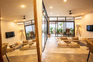 Ο χώρος του λόμπι ή της ρεσεψιόν στο Tropical Bohemian Villa with 2 Pv Pools & Concierge
