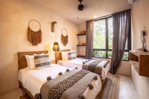 Ένα ή περισσότερα κρεβάτια σε δωμάτιο στο Tropical Bohemian Villa with 2 Pv Pools & Concierge