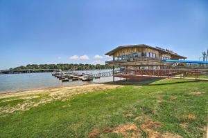 ein Haus am Wasser mit einem Dock in der Unterkunft Eufaula Retreat with Lake Views Walk to Marina in Eufaula