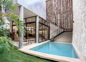 Πισίνα στο ή κοντά στο Tropical Bohemian Villa with 2 Pv Pools & Concierge