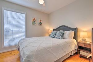 Кровать или кровати в номере Charming Dauphin Island Home about 1 Mi to Beach!