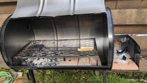 a grill with a fire inside of it at Casa con jardín y cochera ¡A 5 minutos del lago! in San Carlos de Bariloche