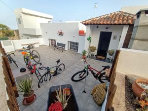 duas bicicletas estacionadas num pátio em frente a uma casa em Casa el escaño em Granadilla de Abona