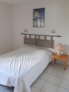 Posteľ alebo postele v izbe v ubytovaní SAVINES LE LAC APPARTEMENT VUE SUR LE LAC