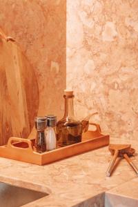 un vassoio di legno con bottiglie e tazze su un tavolo di Villa Theatro Heritage Apartments a Braga