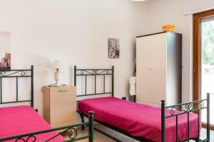 1 Schlafzimmer mit 2 Betten, einer Kommode und einem Kühlschrank in der Unterkunft Villa Alerika in Carovigno