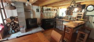 Kuchyňa alebo kuchynka v ubytovaní Chalet au ayes