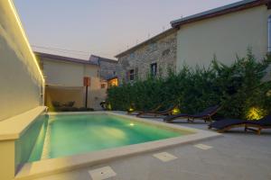 una piscina en el patio trasero de una casa en Authentic Istrian Villa Stazione with Pool en Čabrunići