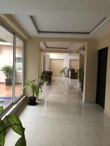 un pasillo vacío con macetas en un edificio en Hotel Centro, en Calangute