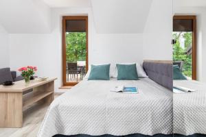 two pictures of a bedroom with a large bed at Na mieczowej 2f in Świnoujście