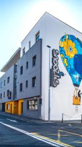 un edificio con una mongolfiera dipinta sopra di Snoozles Galway City Centre a Galway