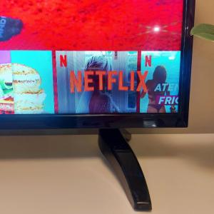 a television with a netflix advertisement on the screen at Apartament Marasesti in Piteşti