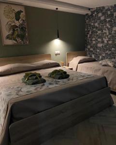 sypialnia z dwoma łóżkami z kapeluszami w obiekcie The Dream B&B w mieście Belvedere Marittimo +4 zdjęcia
