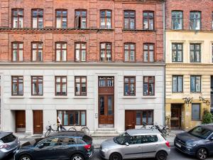 een groep auto's geparkeerd voor een gebouw bij Sanders Park - One-Bedroom Apartment Close to the Metro Station in Kopenhagen