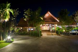 a house at night with a car parked in front at Inrawadee Resort in Jomtien Beach