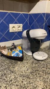 eine Küchentheke mit einem Mixer und einem Teller mit Lebensmitteln in der Unterkunft Casa Zapatero en Somontano in Salas Bajas