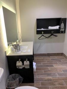 bagno con lavandino e specchio di Days Inn by Wyndham Bellville Mansfield a Bellville