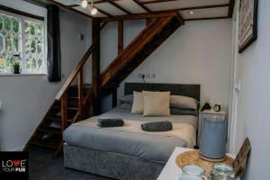 1 dormitorio con 1 cama en una habitación con escalera en The Dolphin, en Winchester