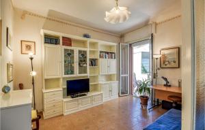 una sala de estar con TV y una gran estantería para libros. en 1 Bedroom Stunning Apartment In Genova, en Génova