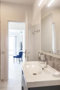 Ένα μπάνιο στο Villa White Paradise