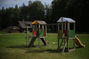 Herní místnost nebo prostor pro děti v ubytování Pirts māja Ramatas