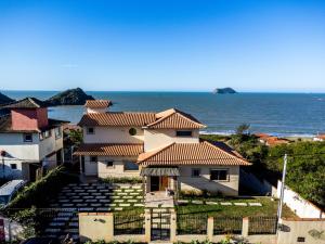 a house with a view of the ocean at Morada do Sol Guest House 2 in Búzios
