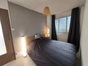 - une chambre avec un grand lit dans l'établissement La Sweet du Globe Maubeuge, à Maubeuge