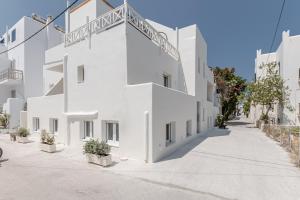 un edificio blanco con un cartel. en Heavenly Suites & Studios en Naxos